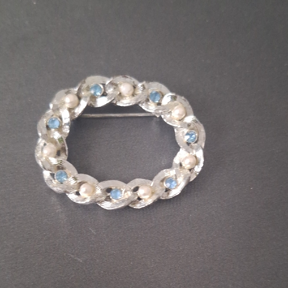 Chic Silver and Blue Wreath Brooch